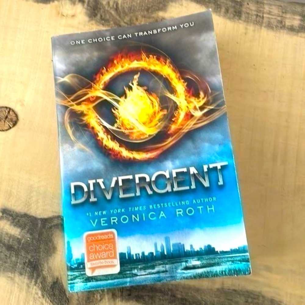 Divergent byVeronica Roth